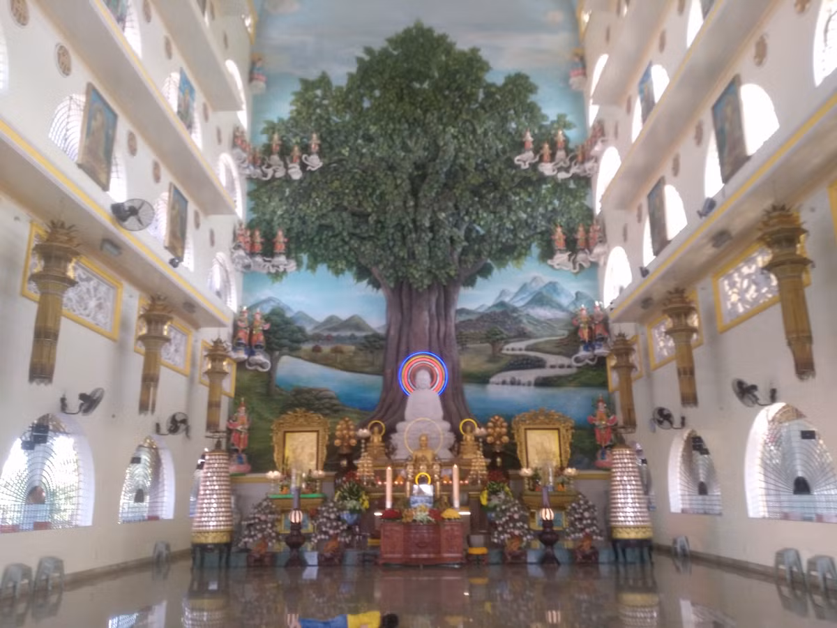 Khu nội điện thờ Phật với không gian rộng rãi, phía trên trần cao hơn gần 40 m. Nơi đây tôn trí tượng Phật Thích Ca và Tam thế Phật. Đặc biệt, trung tâm nội điện là bức phù điêu nổi hình cây bồ đề và phong cảnh sông Ni Liên Thiền. Trung tâm sách kỷ lục Việt Nam đã xác lập đây là "Bức phù điêu cây bồ đề đắp nổi lớn nhất nước". 