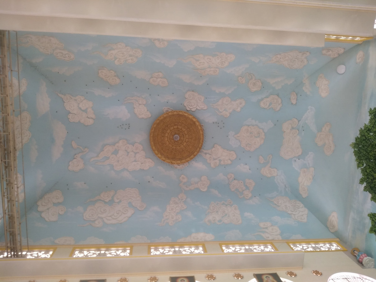 Phần trần nội điện được trang trí những bức phù điêu cảnh trời xanh, mây trắng, nằm giữa trung tâm là hình hoa sen được đắp nổi tinh xảo. 