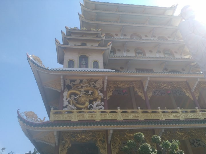 Chánh điện chùa có kết cấu như một ngôi tháp cao lớn với chín tầng, trên đỉnh là đài hoa sen, loài hoa gắn liền với Phật giáo. Phần mái lợp ngói lưu ly màu xanh, trên các đầu đao có gắn hoa văn hình bông sen cách điệu. 