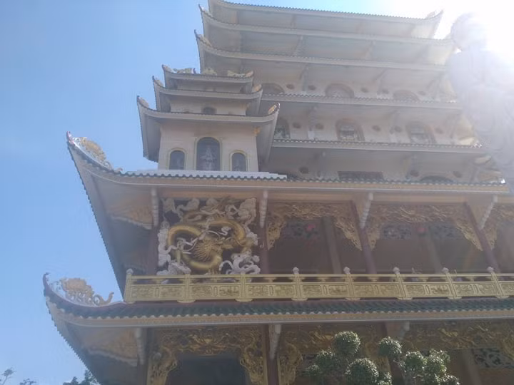 Chánh điện chùa có kết cấu như một ngôi tháp cao lớn với chín tầng, trên đỉnh là đài hoa sen, loài hoa gắn liền với Phật giáo. Phần mái lợp ngói lưu ly màu xanh, trên các đầu đao có gắn hoa văn hình bông sen cách điệu. 