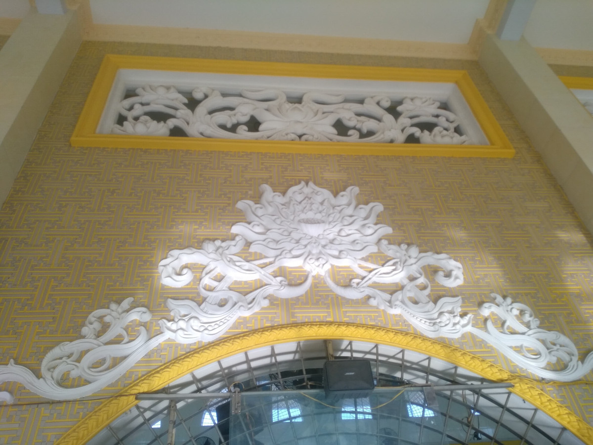 Các khung cửa gió, những bức tường được trang trí bằng hình hoa sen chạm khắc bằng đá trắng rất lớn. 