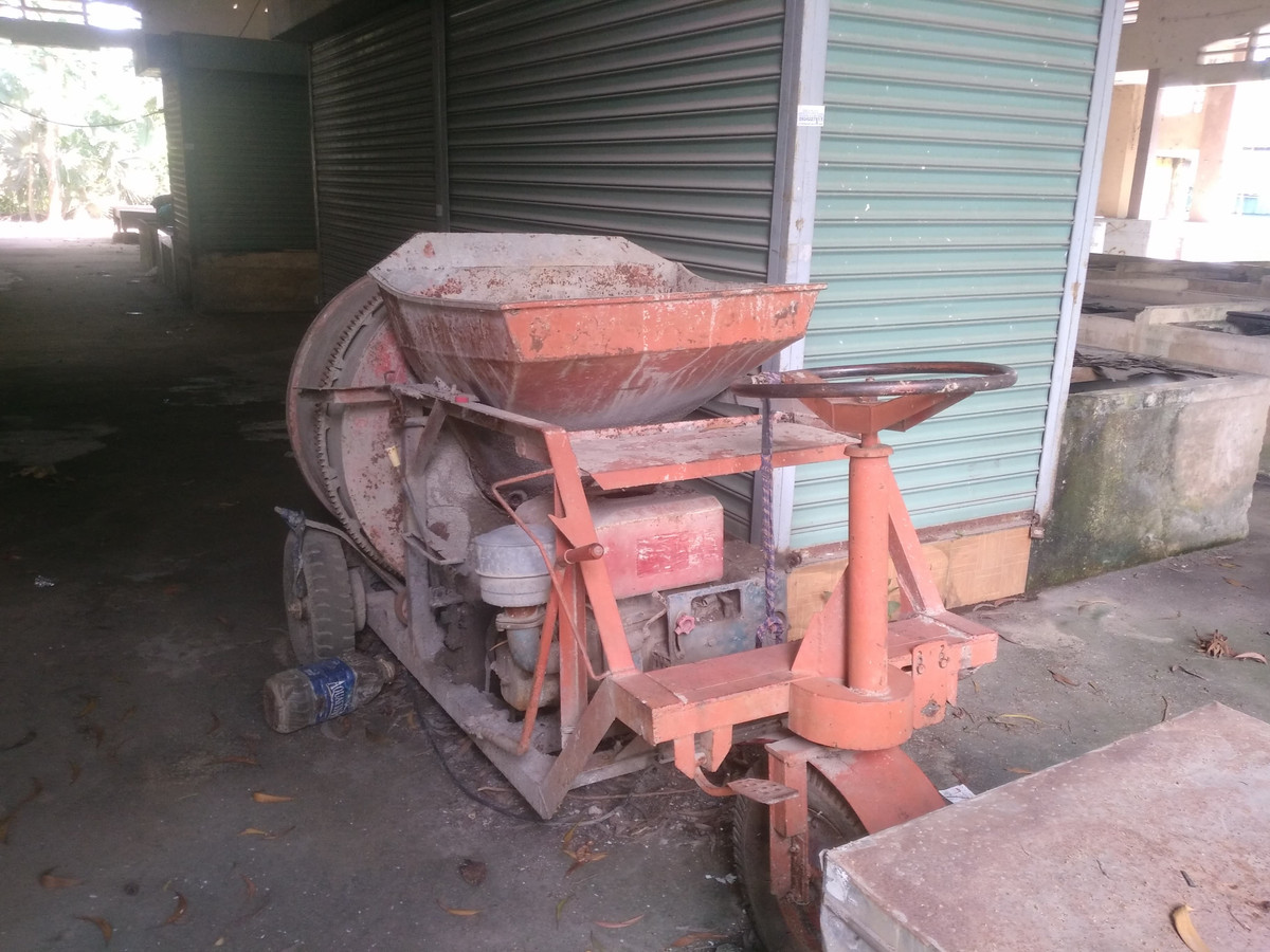 Chợ trở thành nơi để đồ đạc, vật dụng của một số hộ dân sống xung quanh.