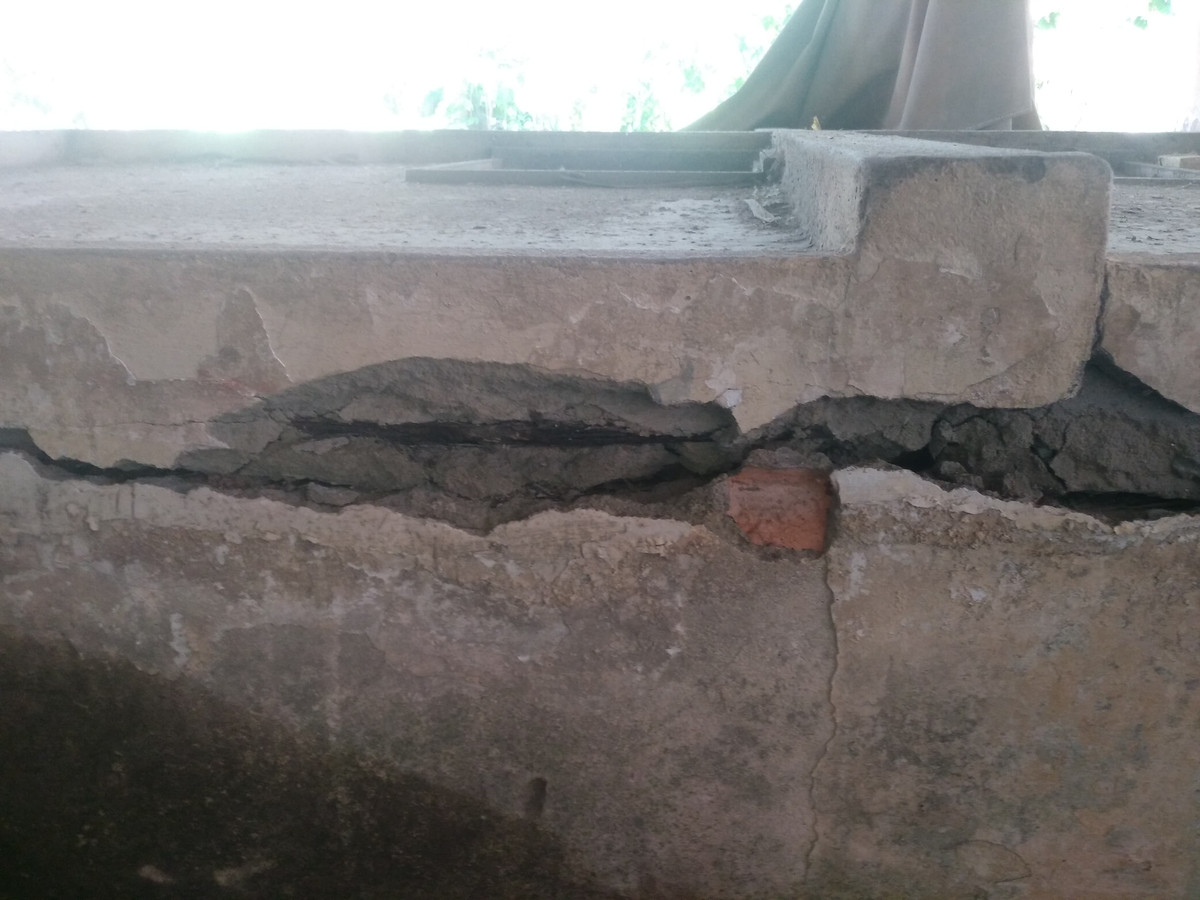 Với số tiền đầu tư xây dựng chợ hàng tỷ đồng nhưng hơn 10 năm bị bỏ hoang, chợ Phú Hữu đã xuống cấp nghiêm trọng, nhiều mảng tường bị bong tróc, nứt nẻ lòi cả lõi thép ra ngoài. 