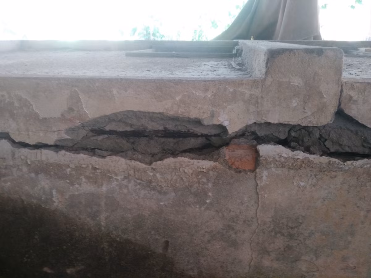 Với số tiền đầu tư xây dựng chợ hàng tỷ đồng nhưng hơn 10 năm bị bỏ hoang, chợ Phú Hữu đã xuống cấp nghiêm trọng, nhiều mảng tường bị bong tróc, nứt nẻ lòi cả lõi thép ra ngoài. 