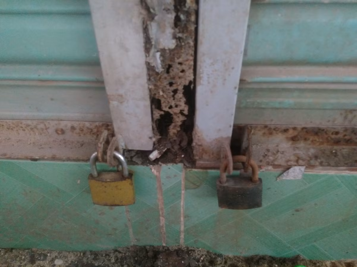 Các ổ khóa ki ốt bị rỉ sét sau khi bỏ hoang nhiều năm. 