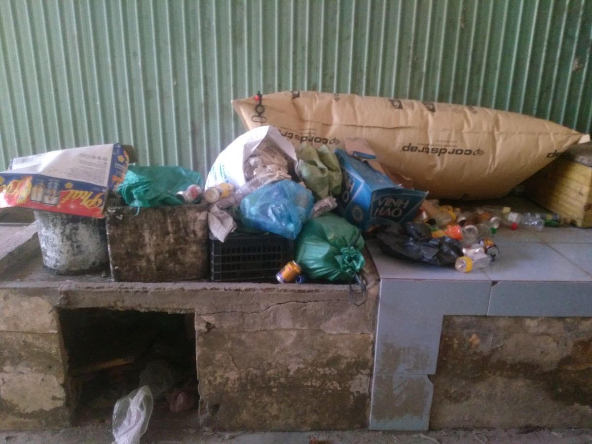 Khu chợ trở thành nơi chứa rác thải, phế liệu. 