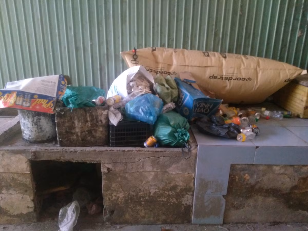 Khu chợ trở thành nơi chứa rác thải, phế liệu. 