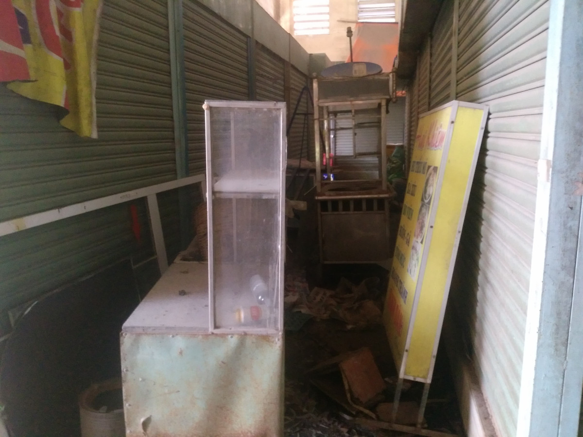 Không gian bên trong chợ ảm đạm, khiến nhiều người liên tưởng đến quang cảnh của những bộ phim “kinh dị”. 