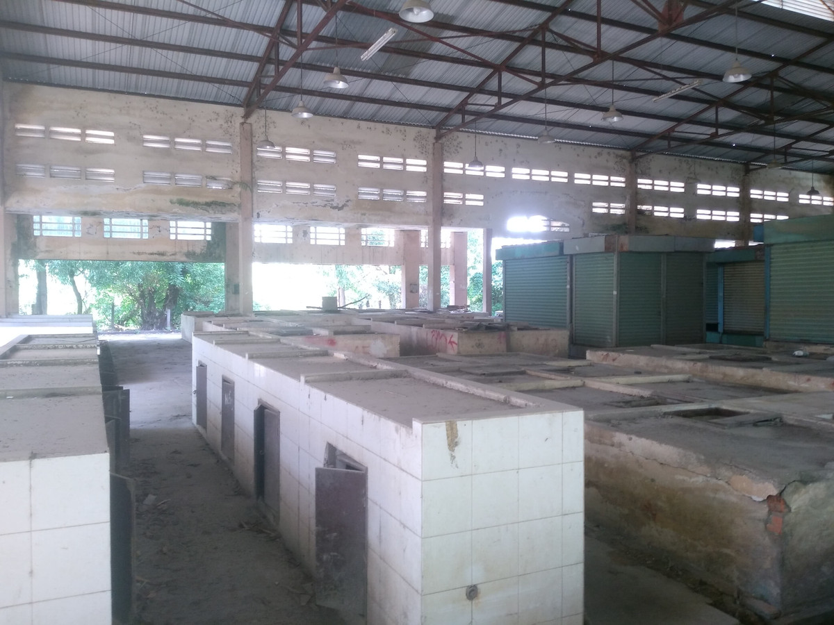 Các sạp hàng, ki-ốt lâu ngày không hoạt động khiến bụi bẩn bám đầy, đồ đạc hư hỏng bị vứt ngổn ngang, dường như không có sự hiển diện của một ai. 