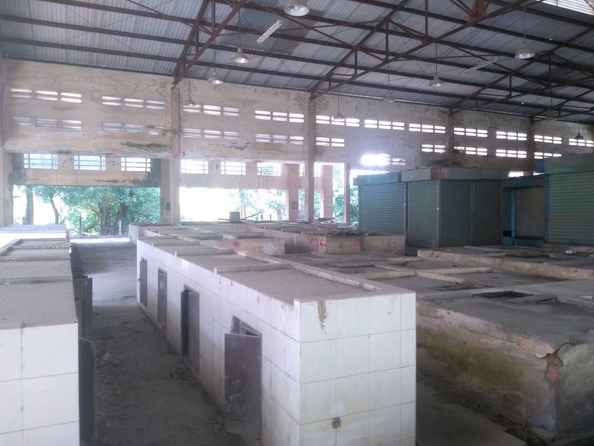 Các sạp hàng, ki-ốt lâu ngày không hoạt động khiến bụi bẩn bám đầy, đồ đạc hư hỏng bị vứt ngổn ngang, dường như không có sự hiển diện của một ai. 