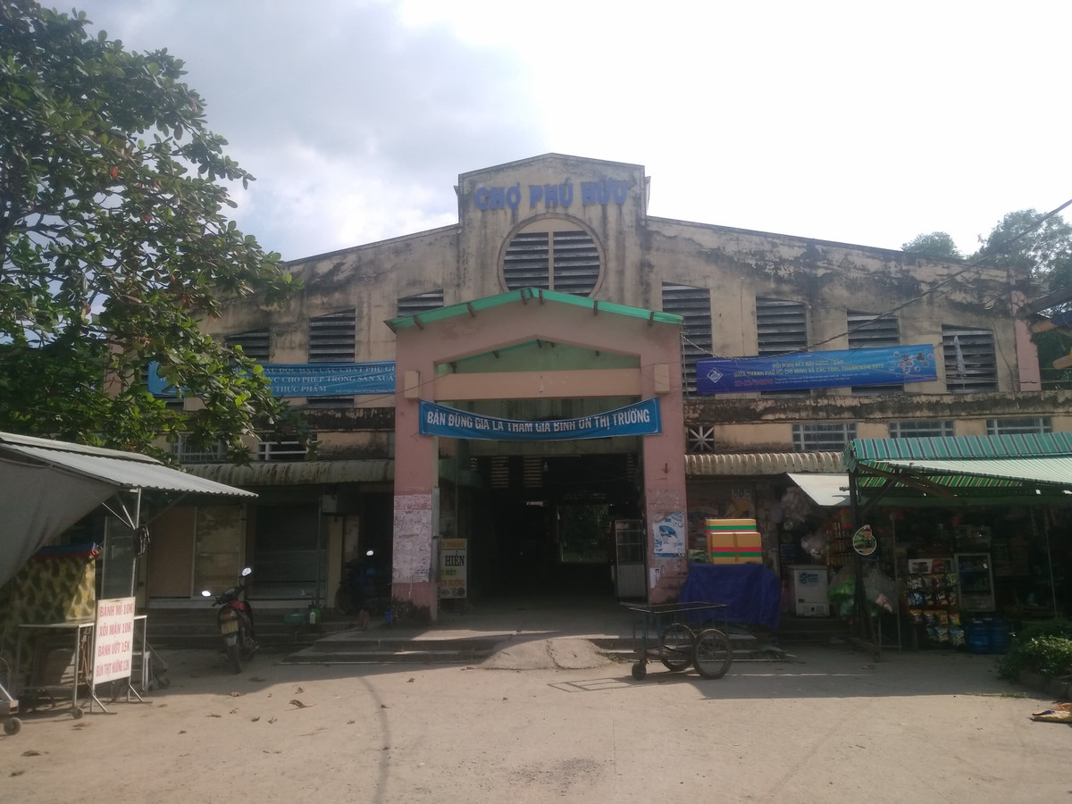  Chợ Phú Hữu (phường Phú Hữu, quận 9, TP.HCM) được xây dựng năm 2004 với kinh phí 1,2 tỷ đồng, nằm trên khu đất rộng hơn 2.000m2, chợ có 164 sạp hàng, ki-ốt. 