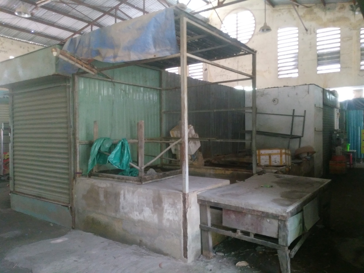 Bàn ghế, các vật dụng để buôn bán nằm ngổn ngang, hư hỏng. 