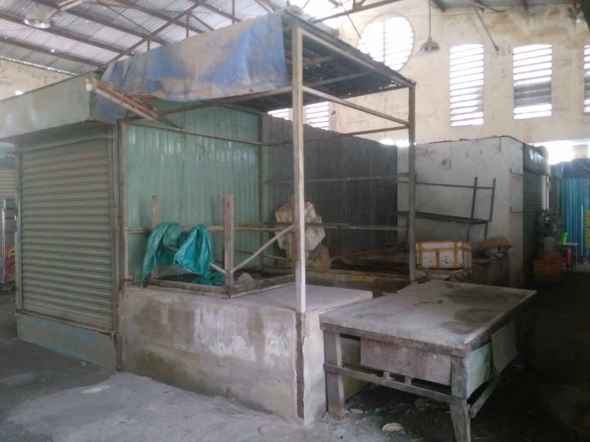 Bàn ghế, các vật dụng để buôn bán nằm ngổn ngang, hư hỏng. 