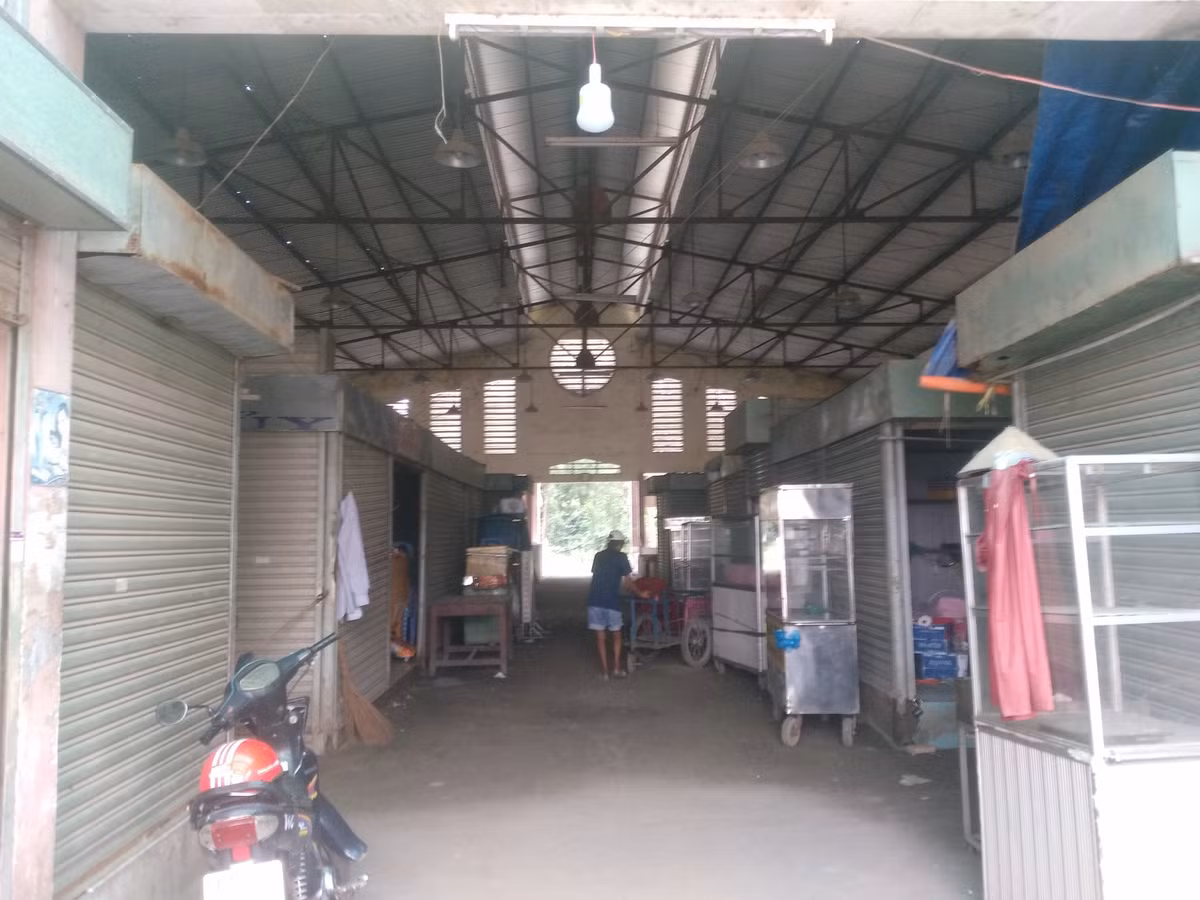 Theo người dân cho biết, nguyên nhân chợ ế ẩm là do sự xuất hiện của các chợ trời,chợ tạm mọc lên quá nhiều. Đa số người dân đều ghé vào các chợ tạm gần nhà để thuận tiện hơn trong việc đi lại. 