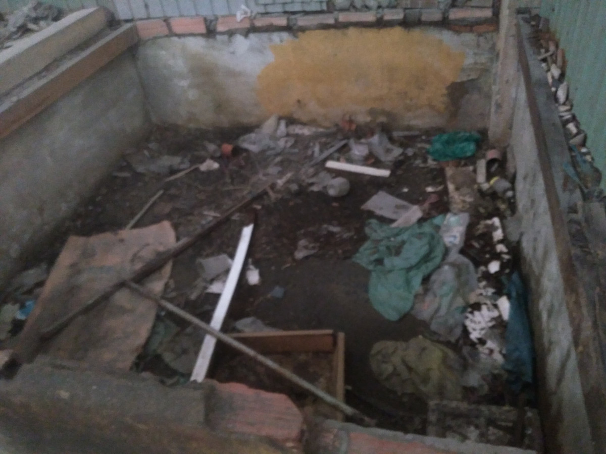 Vì bị bỏ hoang quá nhiều năm nên các vật dụng bốc mùi ẩm mốc nồng nặc, khó chịu. 