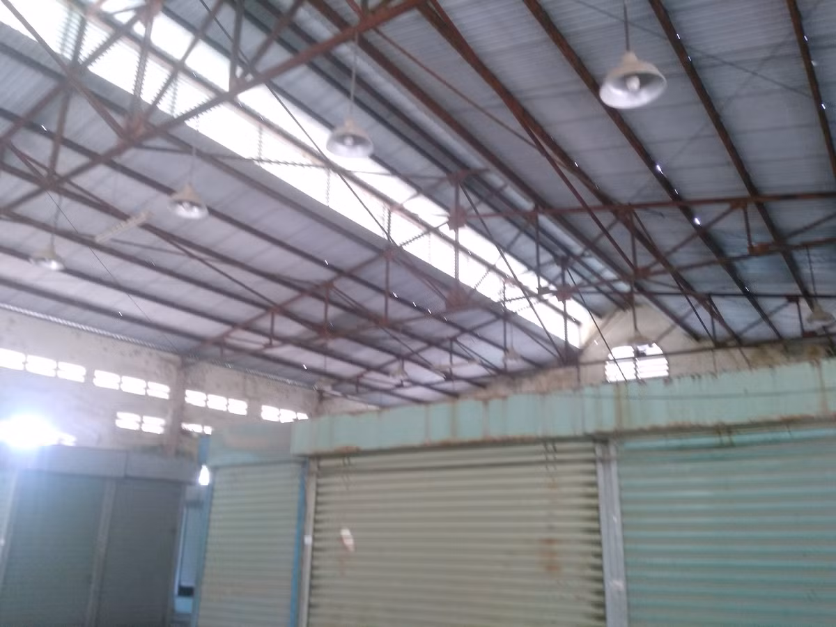 Hệ thống mái che bị rỉ sét, chỉ cần một cơn mưa sẽ biến khu chợ thêm trở nên lầy lội, nhếch nhác. 