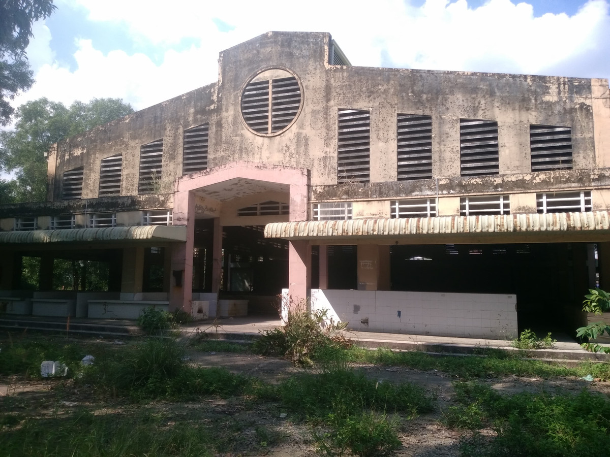 Sau 2 năm đi vào hoạt động, chợ ngày càng trở nên vắng vẻ khiến nhiều tiểu thương ở khu chợ lao đao, đứng trước rủi ro vỡ nợ vì buôn bán ế ẩm. 