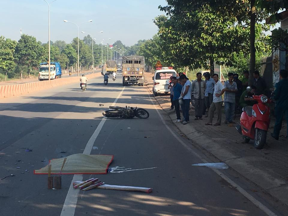 Va chạm với xe tải, nam thanh niên tử vong tại chỗ Va cham voi xe tai, nam thanh nien tu vong tai cho