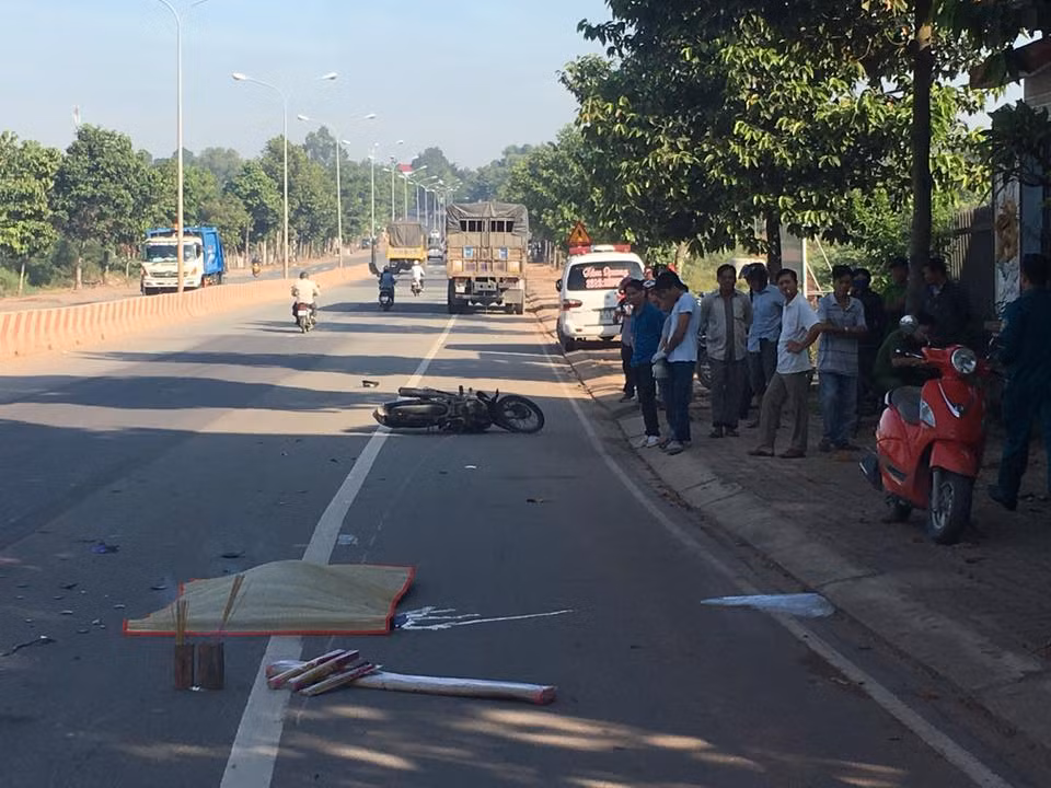 Va chạm với xe tải, nam thanh niên tử vong tại chỗ Va cham voi xe tai, nam thanh nien tu vong tai cho