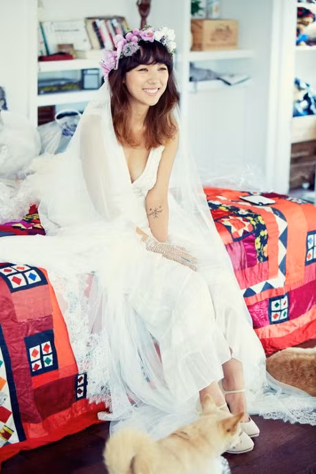Nổi tiếng là vậy, giàu có là vậy nhưng giọng ca "Miss Korea" cũng chọn váy rất đơn giản và kín đáo trong ngày vui. Ngược lại với những chiếc váy cưới đắt tiền của những ngôi sao trên, váy cưới của nữ hoàng gợi cảm Lee Hyori có lẽ là chiếc váy có giá trị thấp nhất khi chỉ có vỏn vẹn 2 triệu đồng. Váy cưới theo phong cách boho phóng khoáng với đường xẻ cổ V vừa giúp cô dâu khoe nét đẹp nữ tính, dịu dàng lại vừa gợi cảm vừa đủ. Một Lee Hyori nữ tính và đơn giản khác hẳn style sexy thường ngày. Chiếc váy cưới của biểu tượng sexy xứ Hàn chỉ vỏn vẹn 2 triệu đồng.