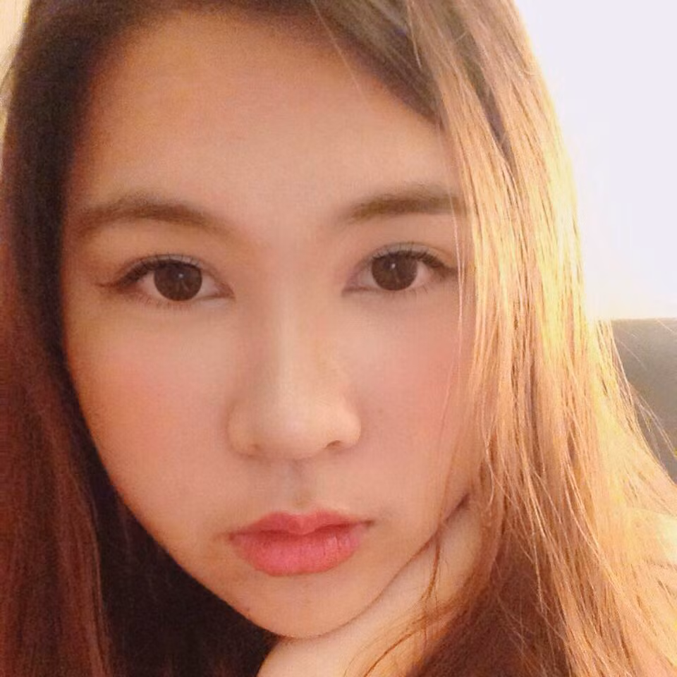 Khi vừa được tung lên mạng xã hội, câu chuyện của Linh nhanh chóng được chia sẻ kèm theo những bình luận trái chiều. Một bên là những cô gái lên tiếng bênh vực và ủng hộ sự lựa chọn của Linh. Cư dân mạng cho rằng, nếu anh chàng không ủng hộ sở thích cá nhân của cô thì kể cả có nảy sinh tình cảm thì sớm muộn cũng sẽ chia tay thôi. Ngược lại, một số người lại cho rằng cô thiếu tôn trọng với sếp và có phần cư xử hơi vội vàng trong tình huống này. Nhiều người còn đặt dấu chấm hỏi trong việc cô gái chăm sóc cho chú mèo thế nào mà để bốc mùi...