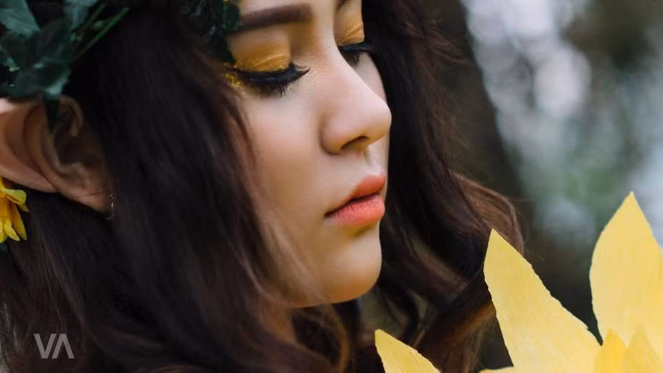 Mặc dù cả bố mẹ của Nhật Anh đều không có ai theo nghệ thuật. Bố người Mỹ của cô bạn hiện là một giáo viên, còn mẹ người Việt hiện là nội trợ.