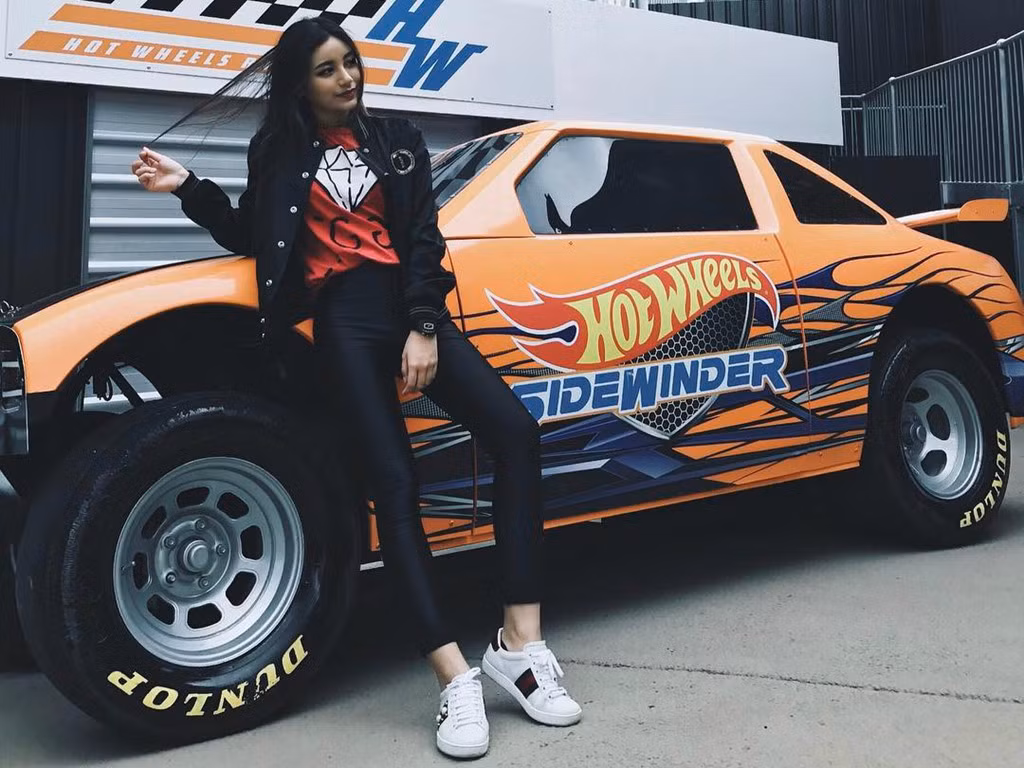 Cô nàng 17 tuổi được xếp vào danh sách những "rich kid" quyền lực nhất châu Á, đồng thời là gương mặt nổi bật trong Hội con nhà giàu Singapore bên cạnh Kim Lim, Chryseis Tan...