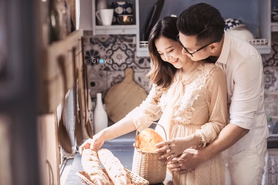 Thậm chí mặc dù hiện đã mang bầu được hơn 8 tháng, tăng hơn 10kg, bụng rạn da đến xót xa nhưng người đẹp 25 tuổi vẫn xinh đẹp "vạn người mê".