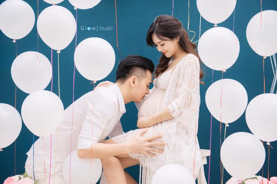 Thu Hương cho biết, cô mang bầu bụng nhỏ nhưng do cơ địa bị rạn nên dù có bôi các loại kem dưỡng nhưng đều không ăn thua. Do đó, bà mẹ tương lai bật mí sẽ cố gắng lấy lại "vòng 2" bằng cách bôi rượu gừng riềng sau sinh.