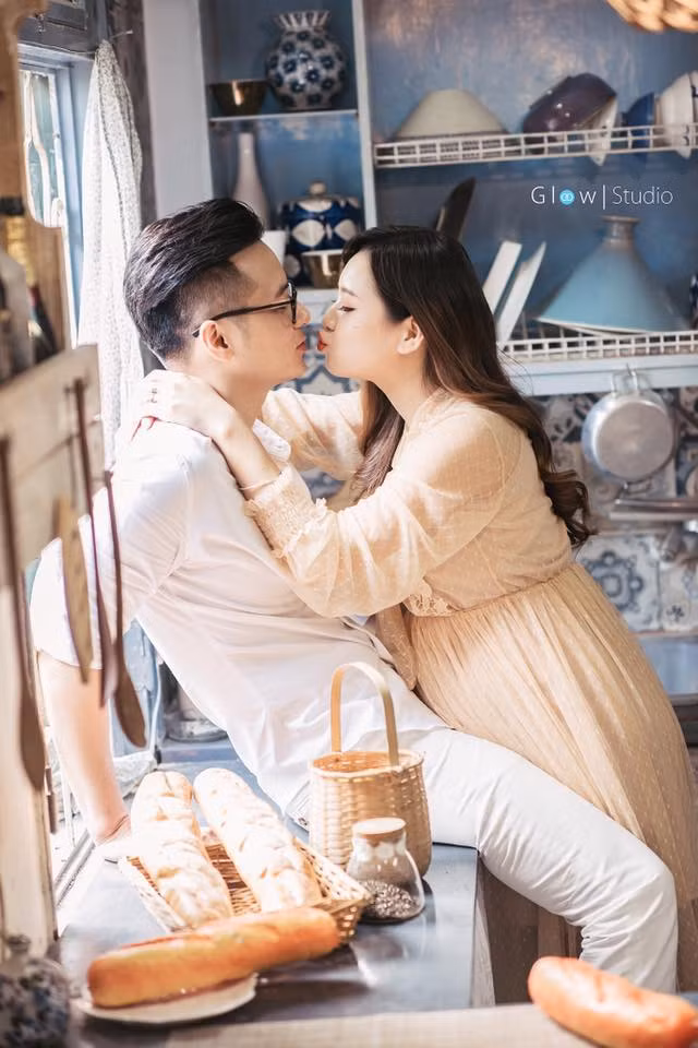 Thu Hương và người bạn đời của mình cũng khiến bạn bè phải xuýt xoa khi vừa chia sẻ bộ ảnh kỷ niệm quá đỗi sexy và ngọt ngào trước khi con yêu chào đời.