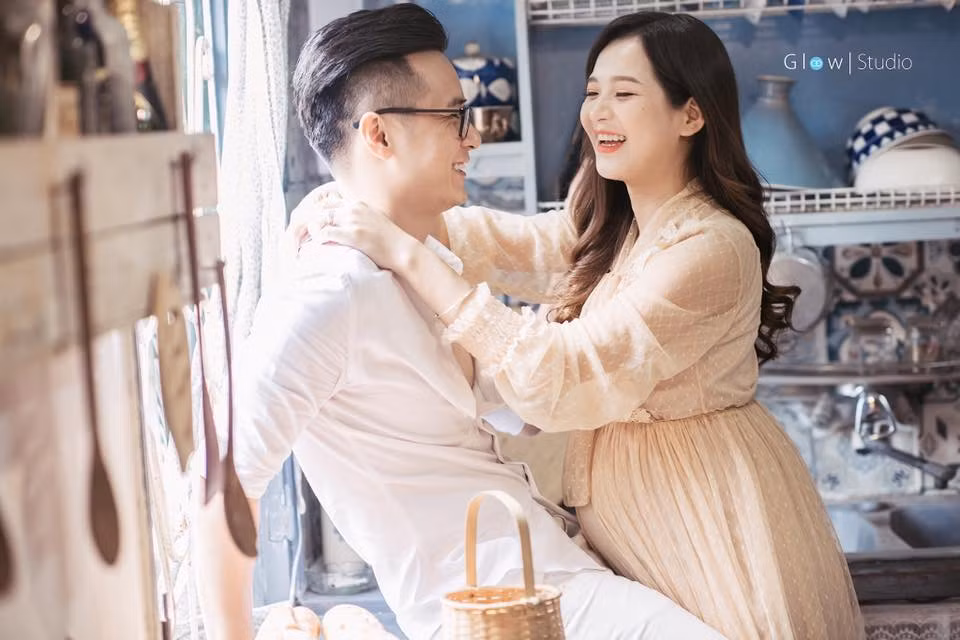 Hạnh phúc trong hôn nhân cũng như một liều "thuốc tiên" giúp "hot girl dân tộc" 9X vẫn giữ được nhan sắc từ thuở con gái của mình, thậm chí là đẹp mặn mà và quyến rũ hơn rất nhiều.