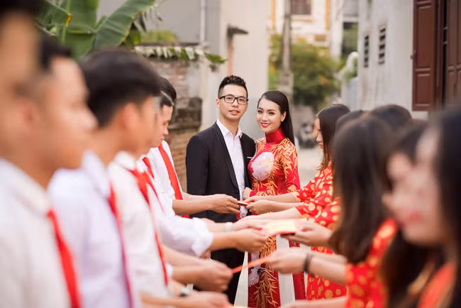 Cặp vợ chồng trẻ cùng dàn phù dâu, phù rể.