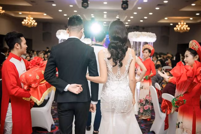 Không gian cưới được trang hoàng lộng lẫy và xa hoa.