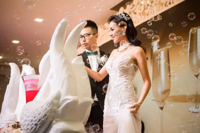 "Con xin cảm ơn hai bên gia đình đã yêu thương và tác thành cho chúng con", Nga Tây nhắn nhủ sau khi lễ cưới hoàn tất.