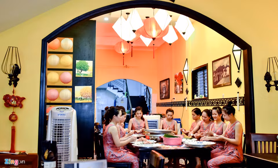 Ông Trần Tuấn Ngãi, chủ nhà hàng Bông Hồng Trắng (TP Hội An), cho hay trước thềm APEC, trung bình mỗi ngày gia đình làm ra khoảng 4.000- 5.000 bánh bao (hoa hồng trắng) và bánh tai vạc đáp ứng nhu cầu thưởng thức đặc sản cho du khách.