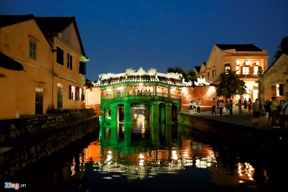 Chùa Cầu, biểu tượng của phố cổ Hội An. Theo người dân địa phương, Tuần lễ cấp cao APEC là cơ hội để họ bày tỏ lòng mến khách, thể hiện tốt vai trò chủ nhân của một di sản văn hóa thế giới.