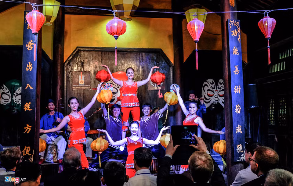 Liên tục nhiều tuần qua, các nghệ nhân, nghệ sĩ TP Hội An không ngừng luyện tập những tiết mục văn hóa văn nghệ dân gian, hoạt cảnh hát bài chòi...phục vụ các các đại biểu và phu nhân các nhà lãnh đạo cấp cao đến thăm bên lề sự kiện APEC.