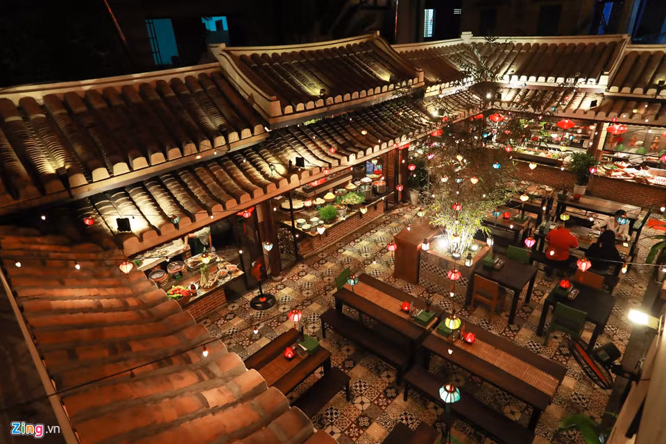 Nhiều nhà hàng, quán ăn ở Hội An thay mới hàng nghìn đèn lồng truyền thống nhằm tạo không gian hấp dẫn hơn để thu hút du khách nhân dịp APEC. Ông Võ Phùng, Giám đốc Trung tâm văn hóa thể thao Hội An, cho hay nhiều ngày qua cơ quan chức năng chú trọng vệ sinh môi trường, trang hoàng đèn lồng, lắp đặt hệ thống panô, biểu ngữ trên các tuyến phố trọng điểm, không gian văn hóa Việt-Nhật; tôn tạo nhiều nhà cổ mang kiến trúc Nhật Bản...