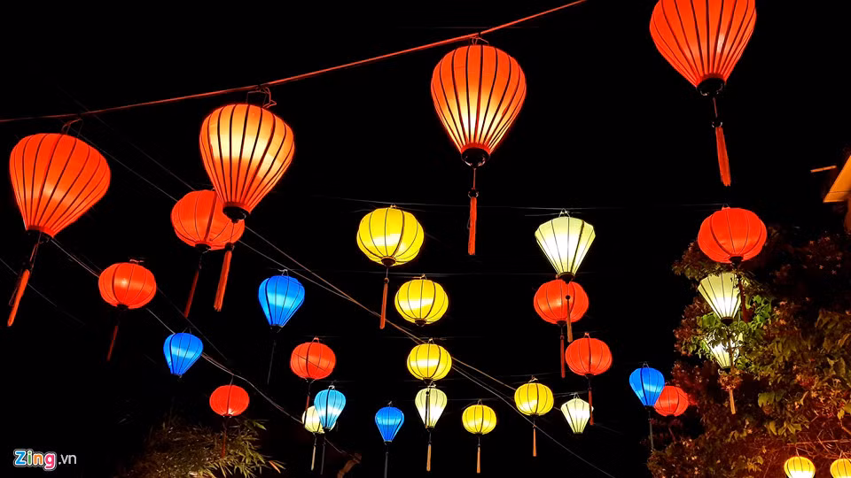 TP Hội An cùng người dân thay thế, gắn mới hàng nghìn lồng đèn đủ mọi kích cỡ, màu sắc đa dạng trên nhiều tuyến phố cổ chào đón sự kiện APEC.