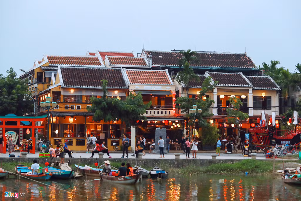 Ngoài các chương trình văn hóa nghệ thuật cùng các tour- tuyến tham quan trải dài trong quần thể di sản văn hóa đô thị cổ, chính quyền nơi đây còn vận động người dân phát huy hơn nữa các giá trị văn hóa truyền thống của người Hội An "nhân tình thuần hậu". Họ kỳ vọng, mỗi nhà, mỗi cửa hiệu nơi khách đến thăm là mỗi địa chỉ văn hóa, điểm bán hàng văn minh.