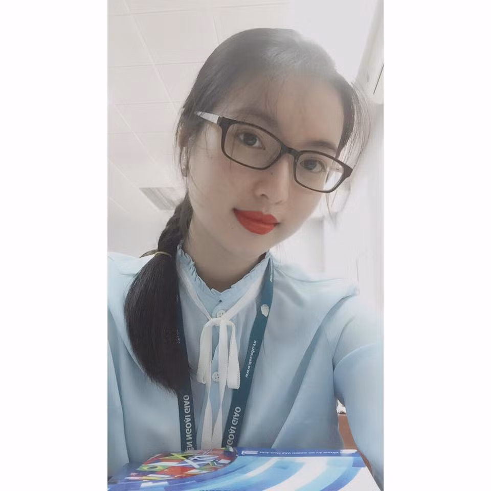 Lý do bởi trước khi lên sân khấu cô bạn còn hơi run nên lúc trò chuyện cùng tỷ phú Jack Ma, Linh nói còn ngập ngừng và nói chậm. Điều này khiến cô chưa thấy hài lòng với phần dẫn của mình.