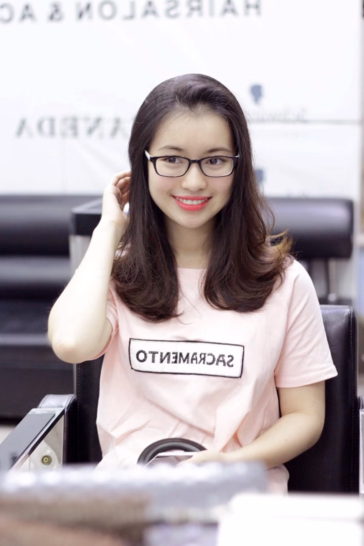 Trước đây Khánh Linh sử dụng tiếng Anh giọng Mỹ, sau đó tìm cách học nói theo giọng Anh - Anh để đa dạng hơn. Bởi, cô nghĩ dù là sử dụng ngữ điệu nào đi chăng nữa thì quan trọng vẫn là phát âm chuẩn, chính xác...