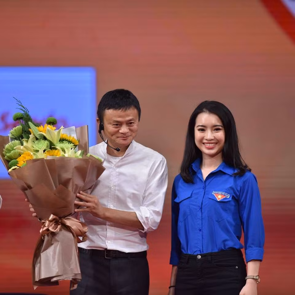 Mặc dù nhận được vô số lời khen về khả năng giao tiếp tốt và ngoại hình sáng nhưng Khánh Linh cũng phải nhận về không ít những ý kiến góp ý, thậm chí là chê thẳng thừng về khả năng và ngữ điệu giao tiếp bằng tiếng Anh của mình như: "nói tiếng Anh quá điệu, dài dòng, lê thê", "còn ngập ngừng và nói chậm"; hay "còn sai ngữ pháp"...