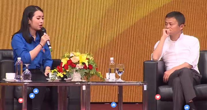 Có cơ hội được phỏng vấn trực tiếp tỷ phú Jack Ma trong buổi đối thoại diễn ra tại Trung tâm Hội nghị Quốc gia chiều 6/11, người dẫn chương trình bằng tiếng Anh - MC Ngô Khánh Linh (sinh năm 1997, tại Hà Nội) không chỉ khả năng giao tiếp tốt, mà còn gây chú ý với ngoại hình xinh đẹp khi từng là Hoa khôi Học viện Ngoại giao 2016. Ảnh cắt clip.