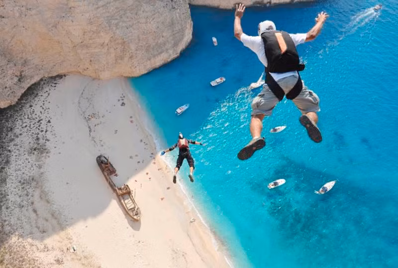 Du khách còn có cơ hội trải nghiệm nhiều hoạt động thú vị khác ở Navagio.