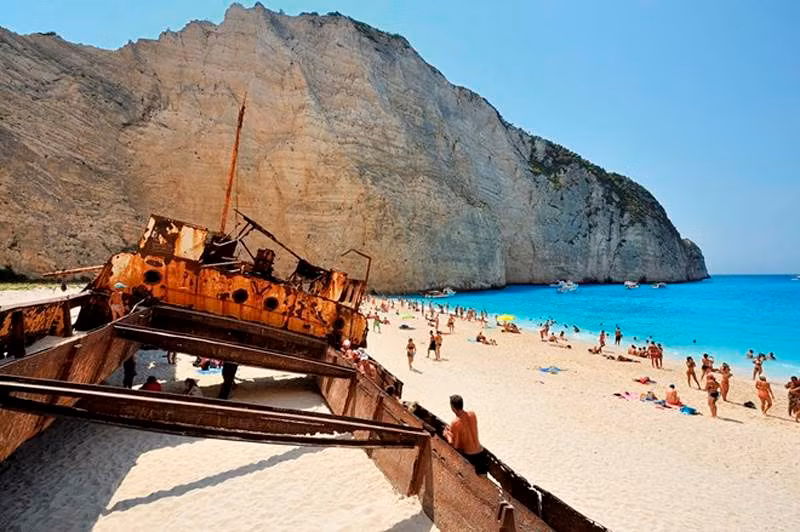 Du khách bắt buộc phải sử dụng thuyền để di chuyển tới bãi biển Navagio. Nếu có dịp tới Hy Lạp và muốn được trải nghiệm cảm giác thần tiên ở đây, hãy bắt một chuyến tàu từ Porto Vromi, thủ phủ của Zakynthos, xuôi theo hướng Nam để được gặp gỡ tiếng sóng của Navagio.