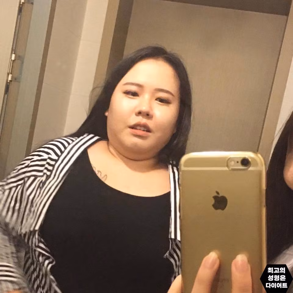 Béo phì đã trở thành nỗi ám ảnh của nhiều cô gái trẻ. Trong lúc bạn bè cùng trang lứa đang thoải mái chọn những bộ quần áo điệu đà, duyên dáng thì những cô nàng "thùng phi" lại cảm thấy vô cùng tự ti. Bởi vậy, giảm cân đã trở thành mục tiêu số 1 của họ. Một hot girl xứ Hàn có nick name Zisu.cug trên mạng xã hội Instagram đã khiến cộng đồng mạng kinh ngạc khi có sự lột xác đến khó tin. Cô đã quyết định thay đổi cuộc đời bằng việc lấy lại vóc dáng và kết quả cô đã tạo ra một bất ngờ lớn.