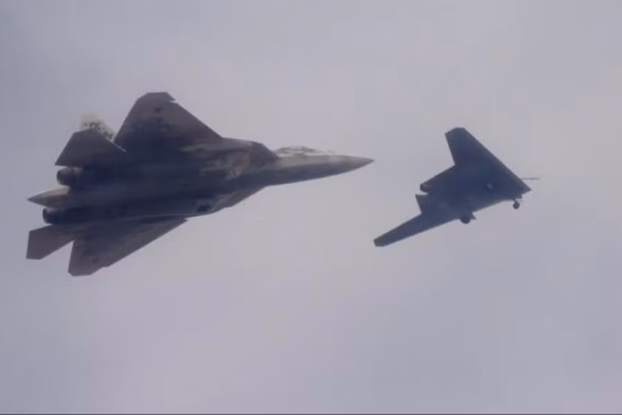 Tình huống nguy hiểm hơn nữa là việc tiêm kích tàng hình Su-57 Felon thường bay cùng S-70 Okhotnik cũng có thể gặp nguy hiểm.