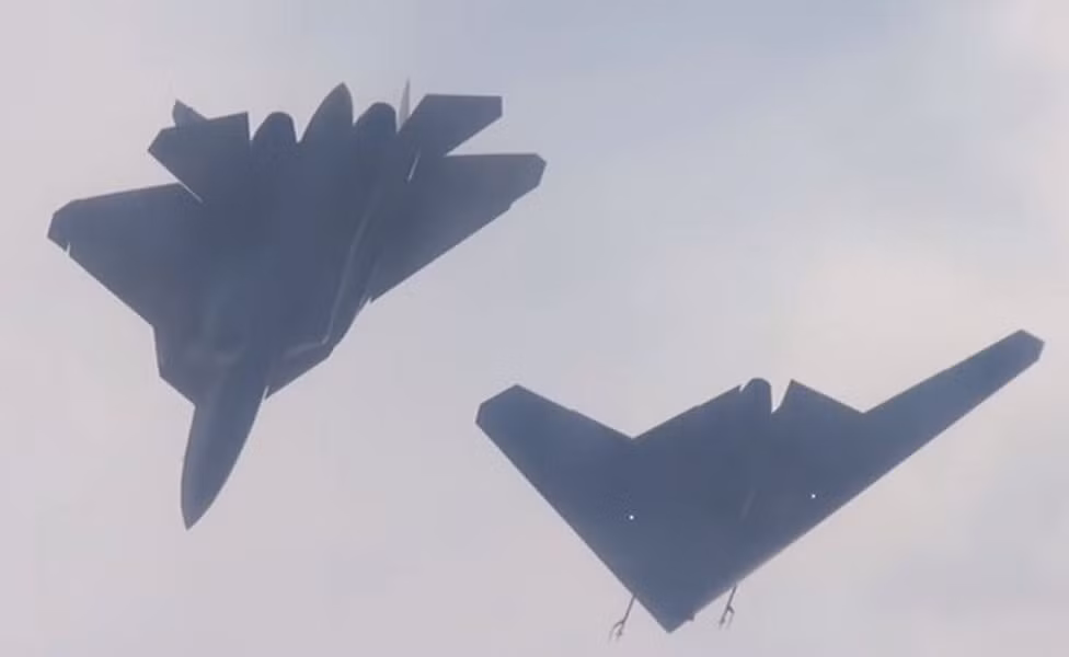 Nguy cơ cuối cùng được nhắc tới đó là hệ thống điều khiển và tự hành của UAV tàng hình S-70 Okhotnik bị chiếm quyền, khiến nó bay mất kiểm soát và buộc chiến đấu cơ bay kèm phải chủ động bắn hạ.