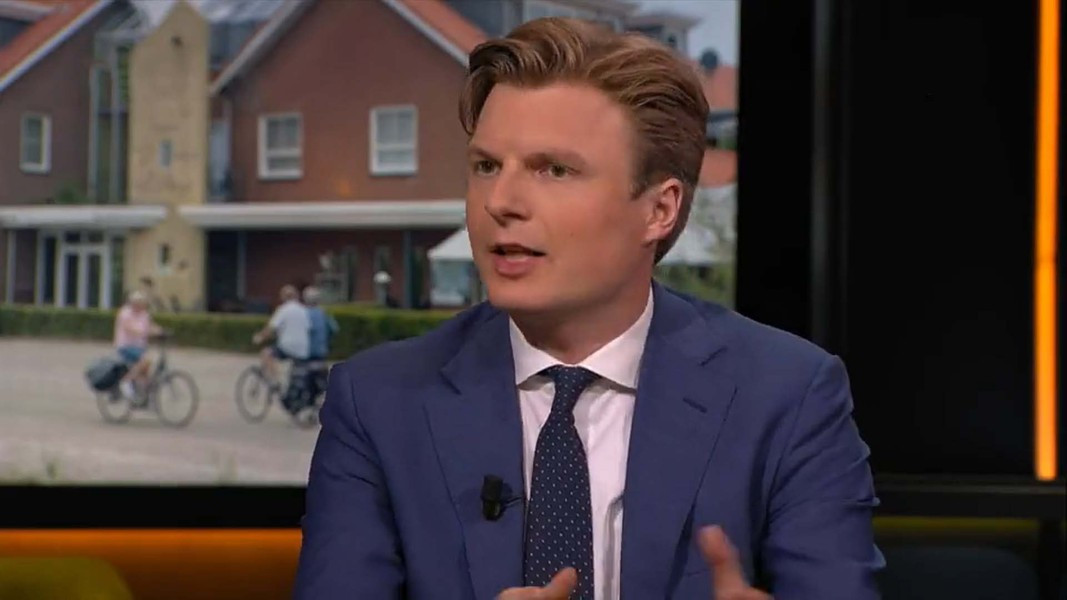 "Tôi có thể chính thức thông báo rằng những chiếc F-16 đầu tiên của Hà Lan đã đến Ukraine", Bộ trưởng Quốc phòng Ruben Brekelmans nói. Ông cũng cho biết thêm rằng Hà Lan cũng có kế hoạch đầu tư 400 triệu USD cho chương trình máy bay không người lái của Ukraine.